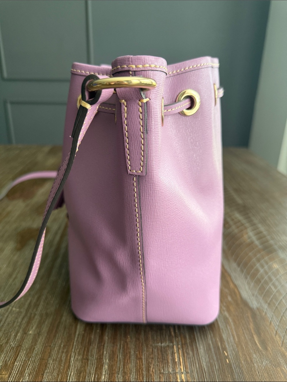 Dooney & Bourke lilac leather bucket bag - Picture 6 of 12